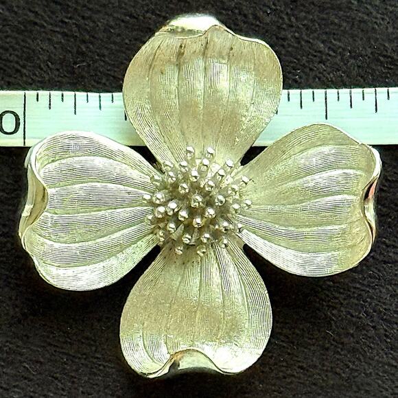 Vintage Crown Trifari Dogwood Set Signed Brushed Silver Tone Brooch Earrings - Picture 5 of 7